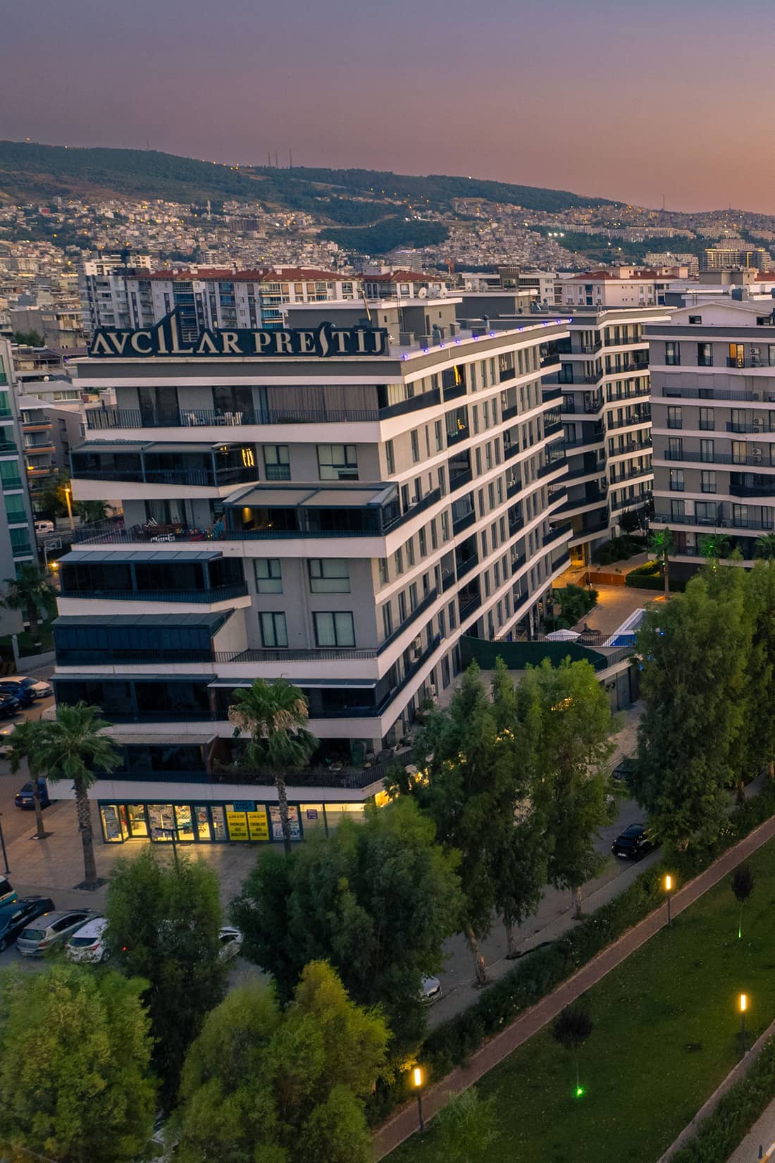 <img data-src="https://avcilarinsaat.com.tr/wp-content/uploads/2022/07/avcilar-prestij-logo-white-photo.png">